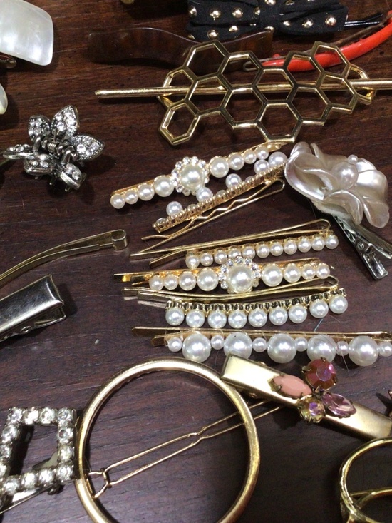 Tray of fashion hair Accessories. Some are Vintage all in great shape. main image 13